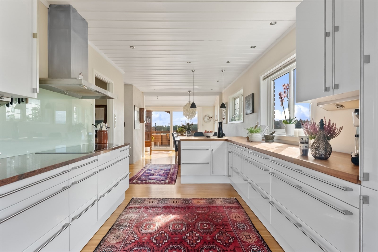 Integrerte hvitevarer består av oppvaskmaskin, komfyr, stekeovn og kombiskap. Galleribilde