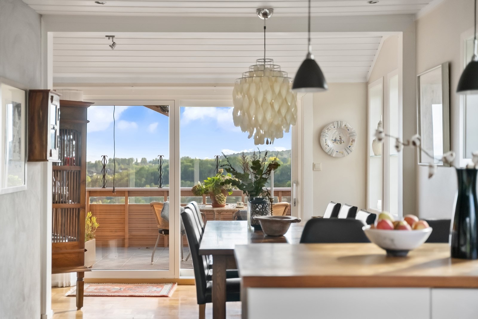 Store vindusflater og flott utsikt. Galleribilde