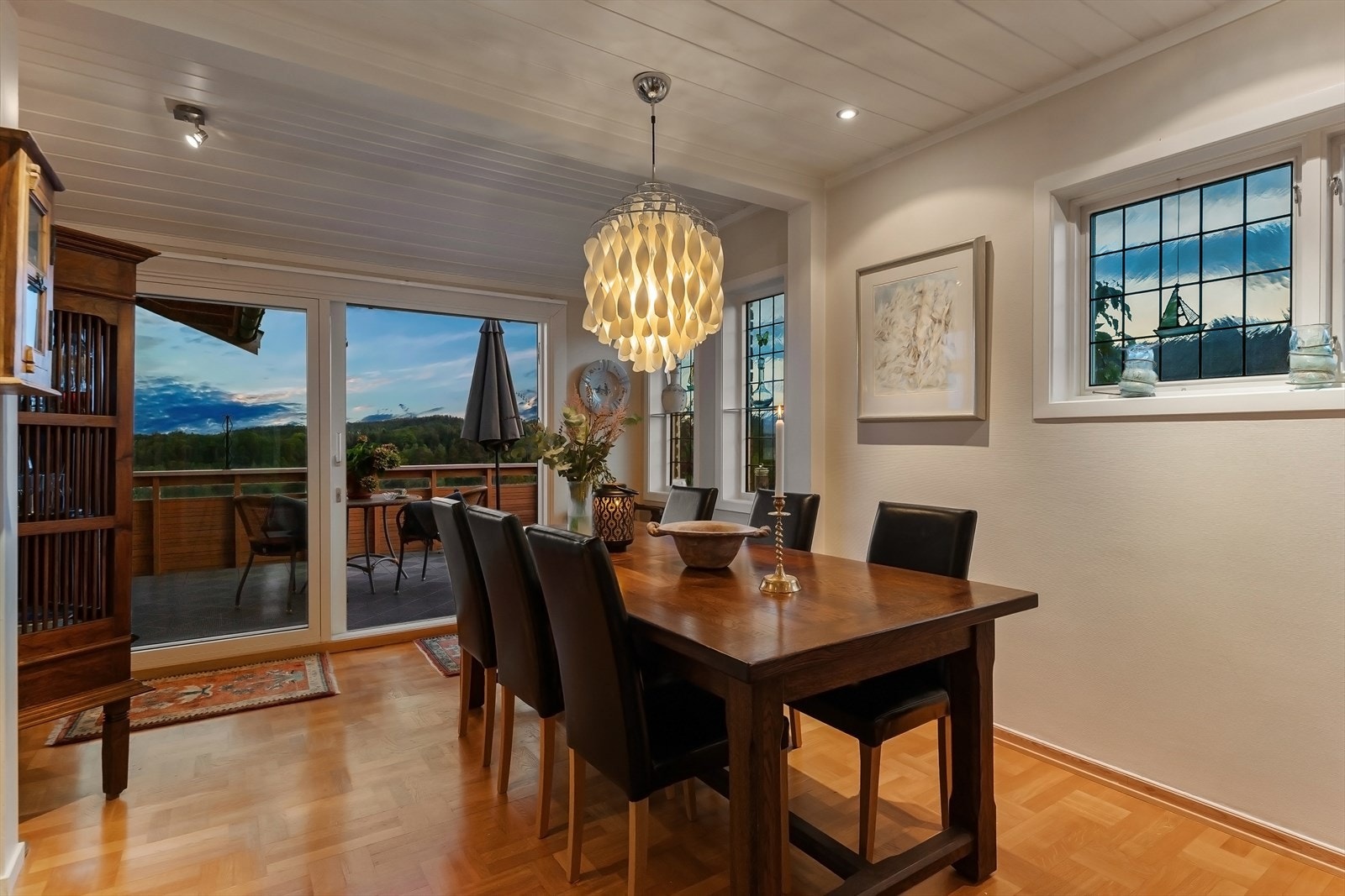 Skyvedører fra verandaen leder inn til spisestuen. Galleribilde