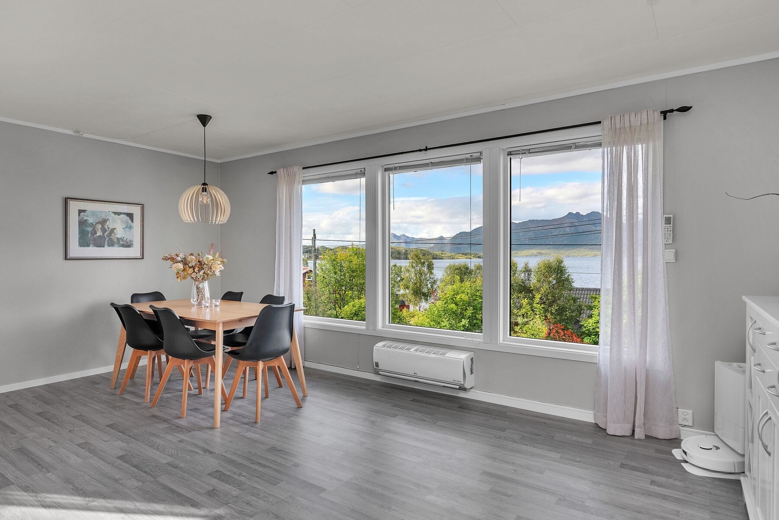 Trivelig stue med store vinduer i front hvor utsikten kan nytes! Galleribilde