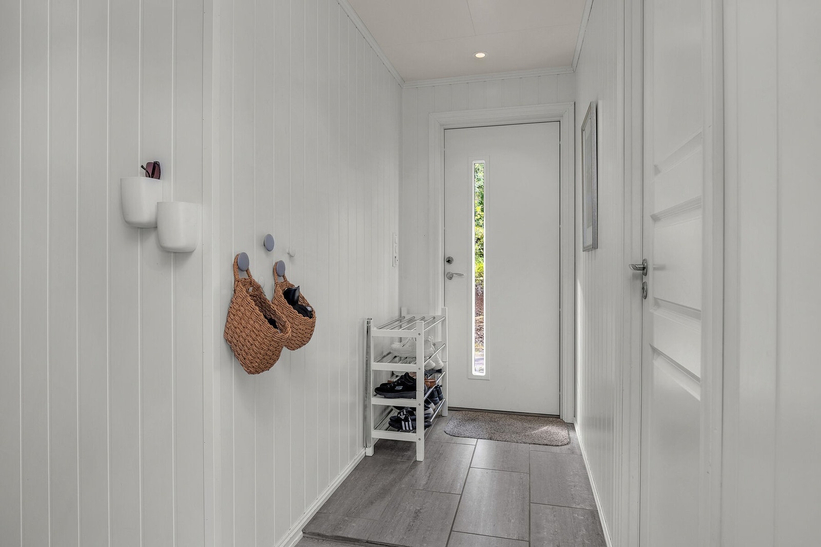 Ytterste del av entréen er flislagt med gulvvarme Galleribilde