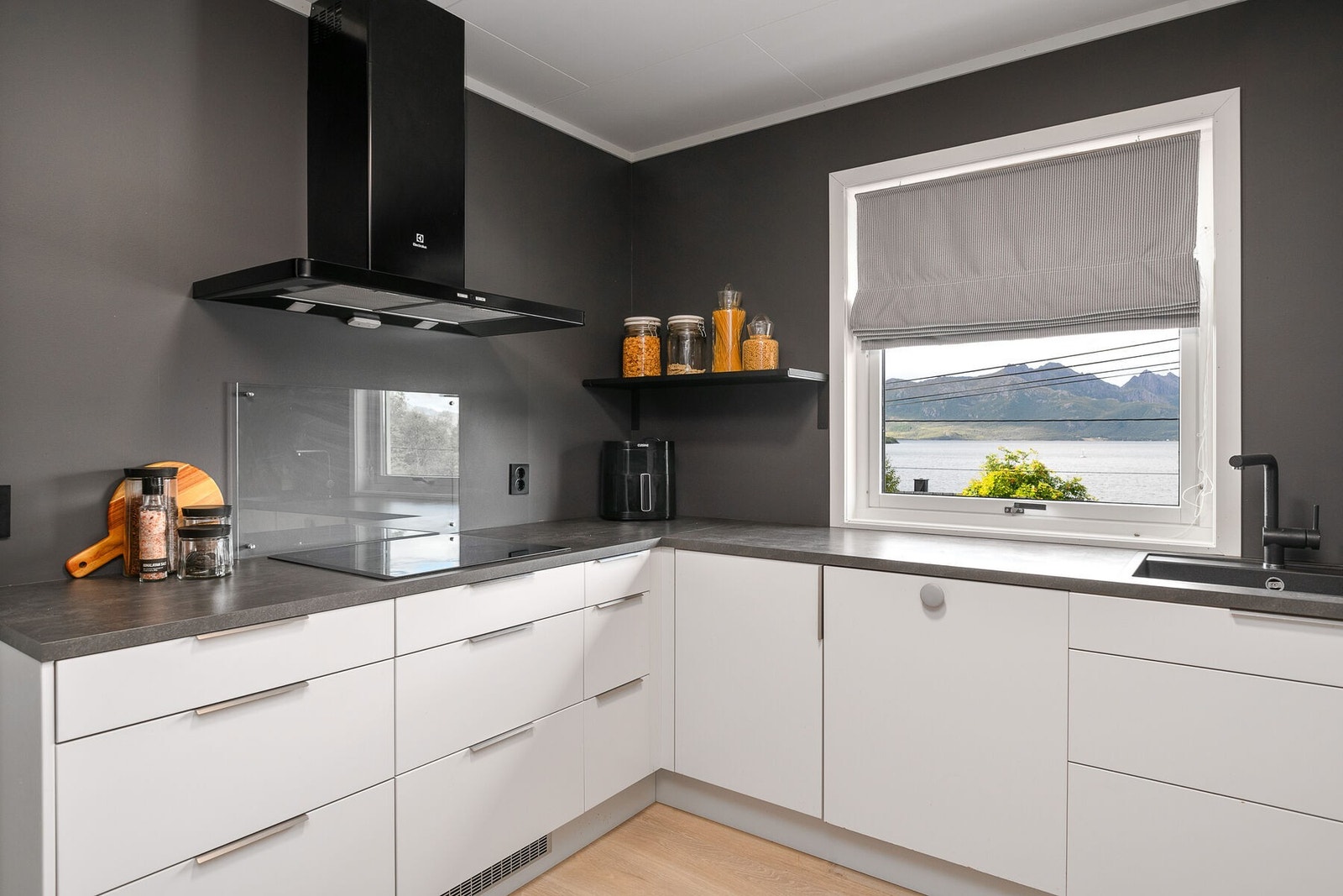 Kjøkken er utstyrt med integrert stekeovn, micro, platetopp og oppvaskmaskin Galleribilde