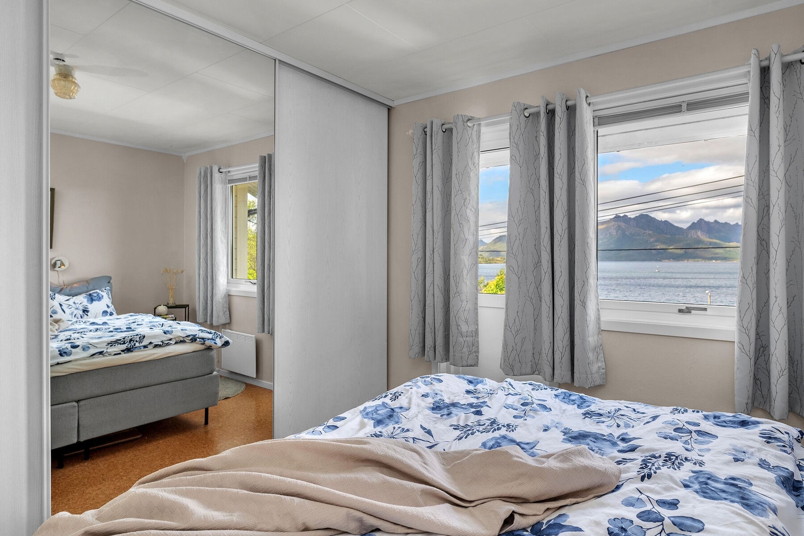 Praktisk skyvedørsgarderobe og utgang til luftebalkong Galleribilde