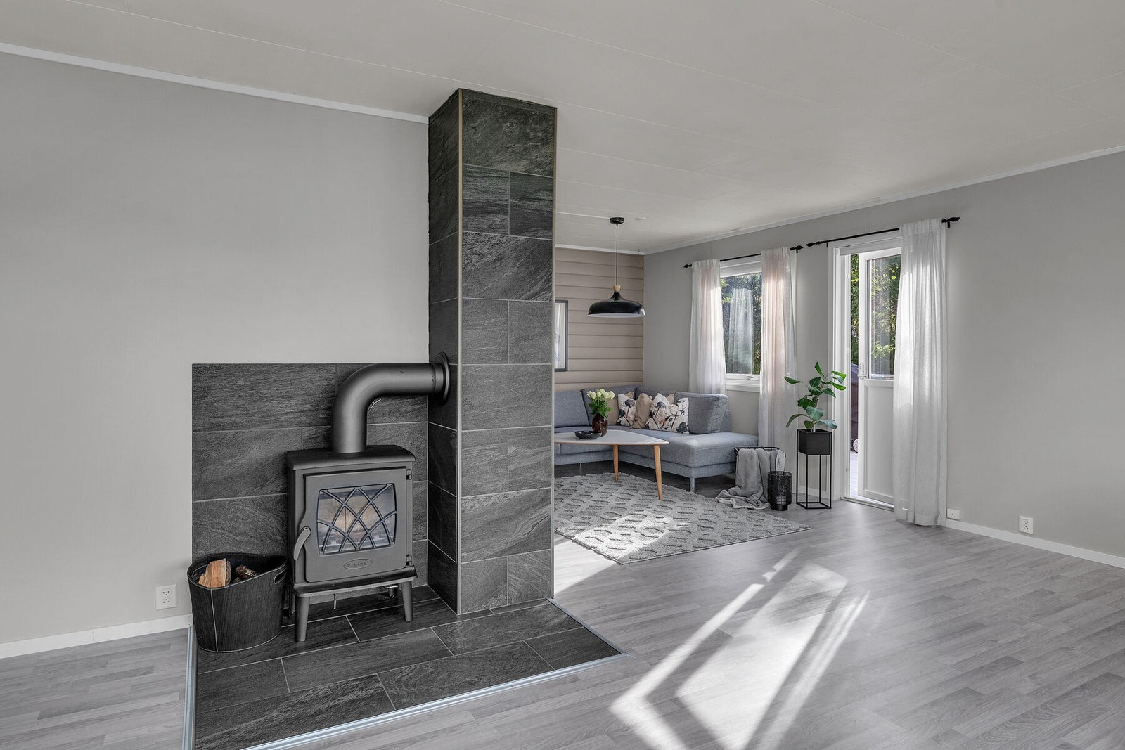 Vedovn og varmepumpe i stuen Galleribilde