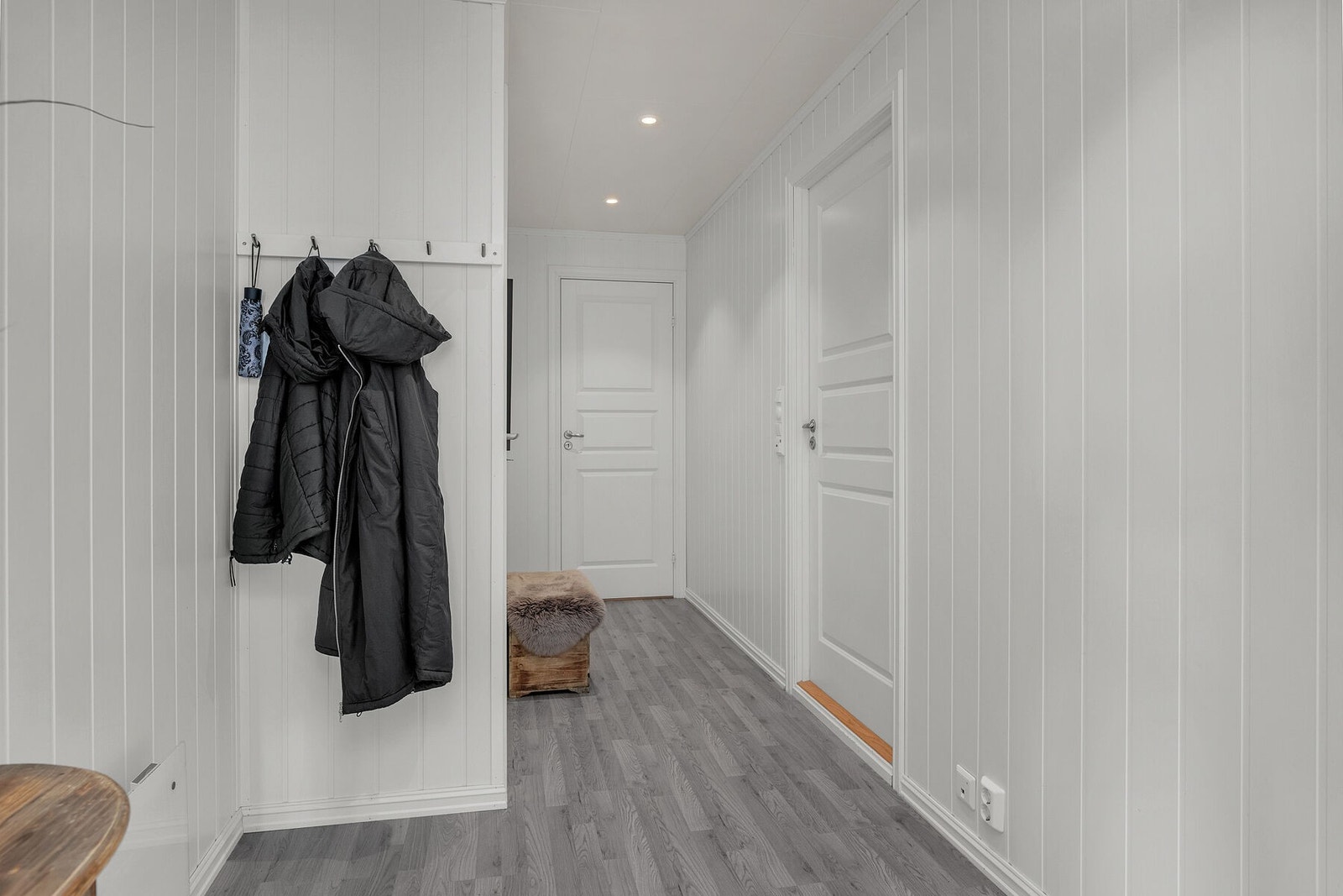 Lys og romslig entré med spotbelysning i tak Galleribilde