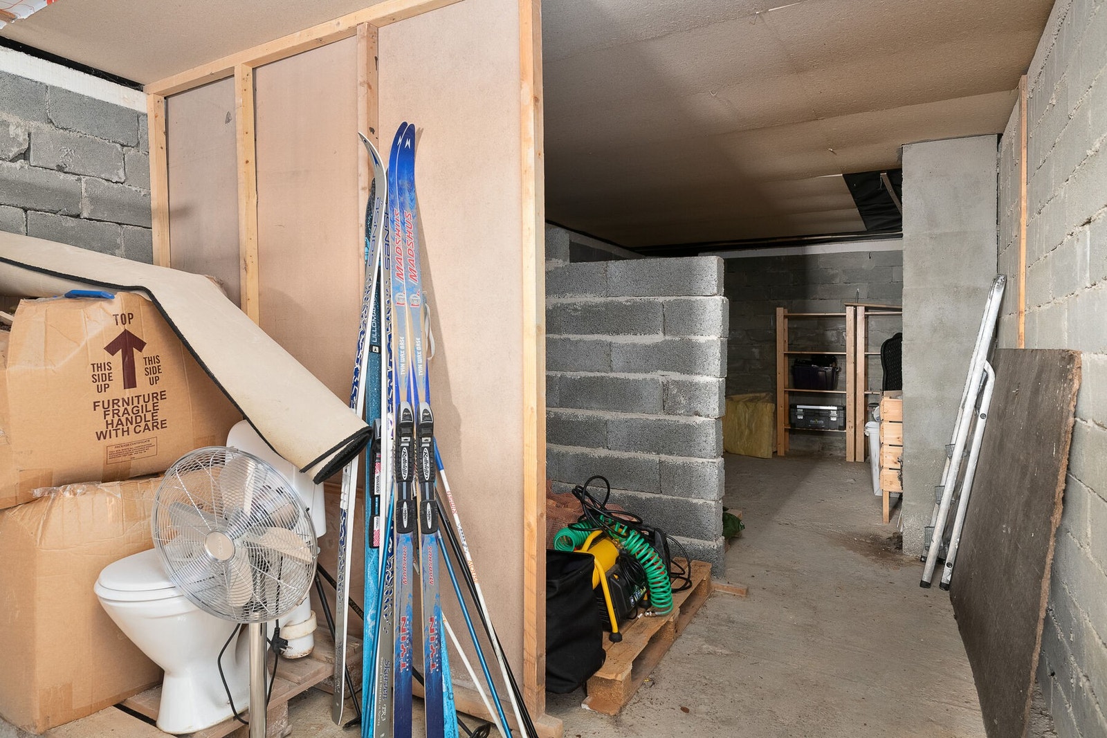 Uinnredet kjellerrom Galleribilde