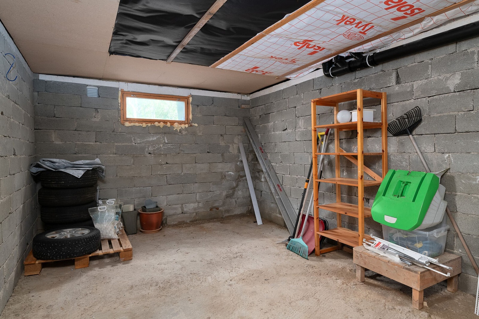 Uinnredet kjellerrom Galleribilde