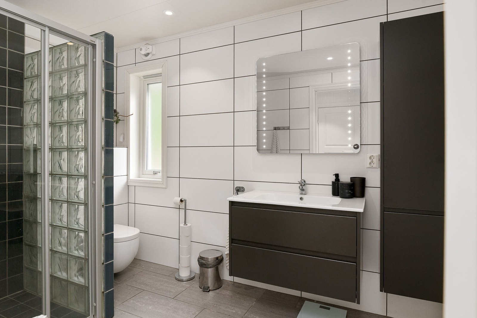 Bad/vaskerom fra 2015 - Fllislagt på vegg og gulv, med gulvvarme Galleribilde