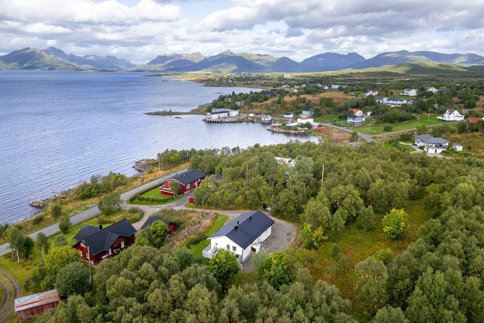 Flott enebolig i naturskjønne omgivelser ved Kjerringvika i Eidsfjorden Galleribilde