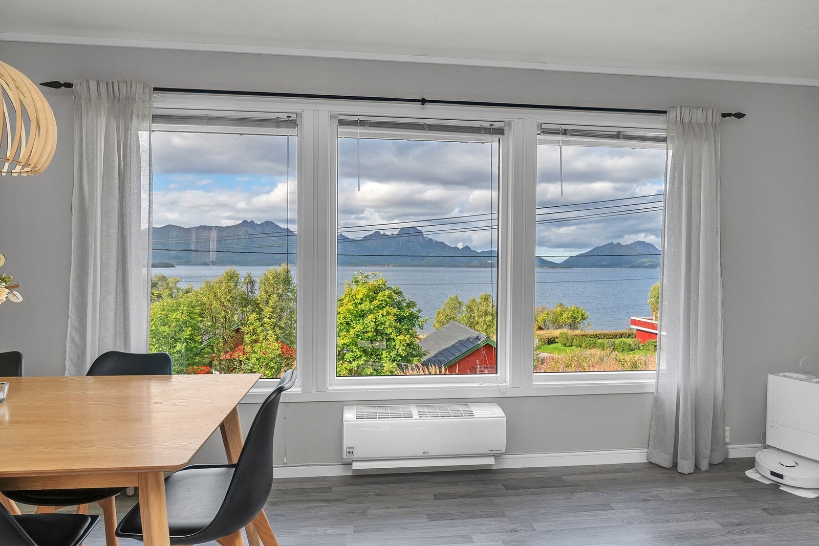 Boligen ligger høyt i terrenget med svært gode sol- og utsiktsforhold Galleribilde