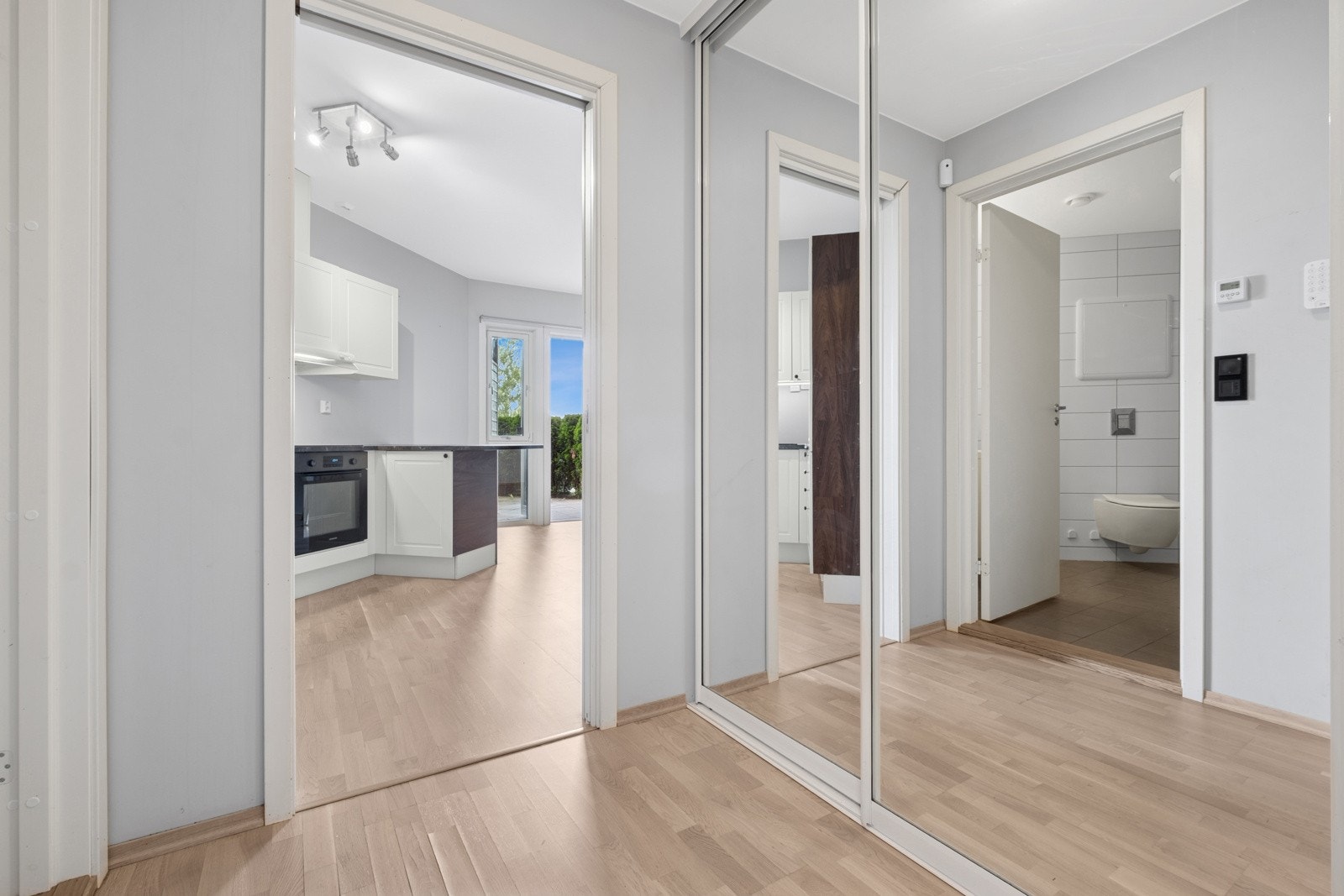 Skyvedørsgarderobe i gang Galleribilde