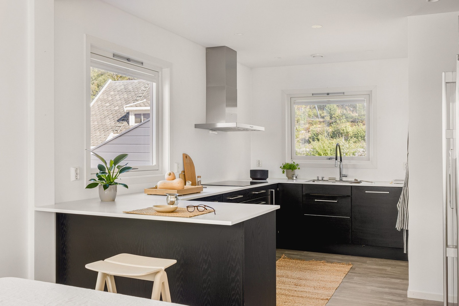 Moderne kjøkken fra JC interiør/Norema med hvitevarer fra Siemens. Galleribilde