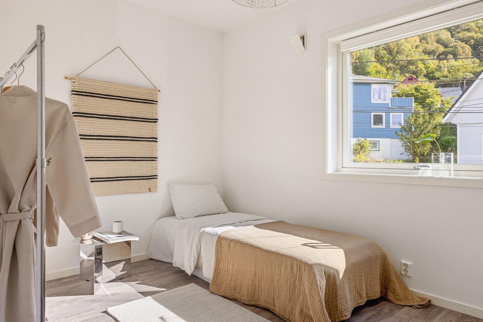 Godt soverom med plass til dobbeltseng og møblement. Galleribilde