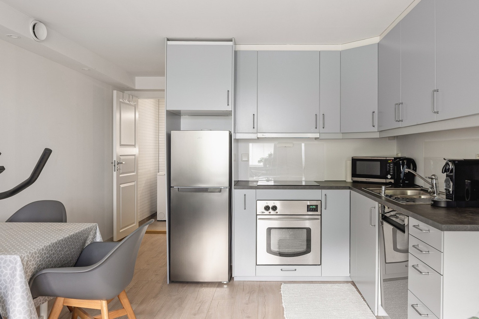 Praktisk kjøkkeninnredning med godt av skapplass. Galleribilde