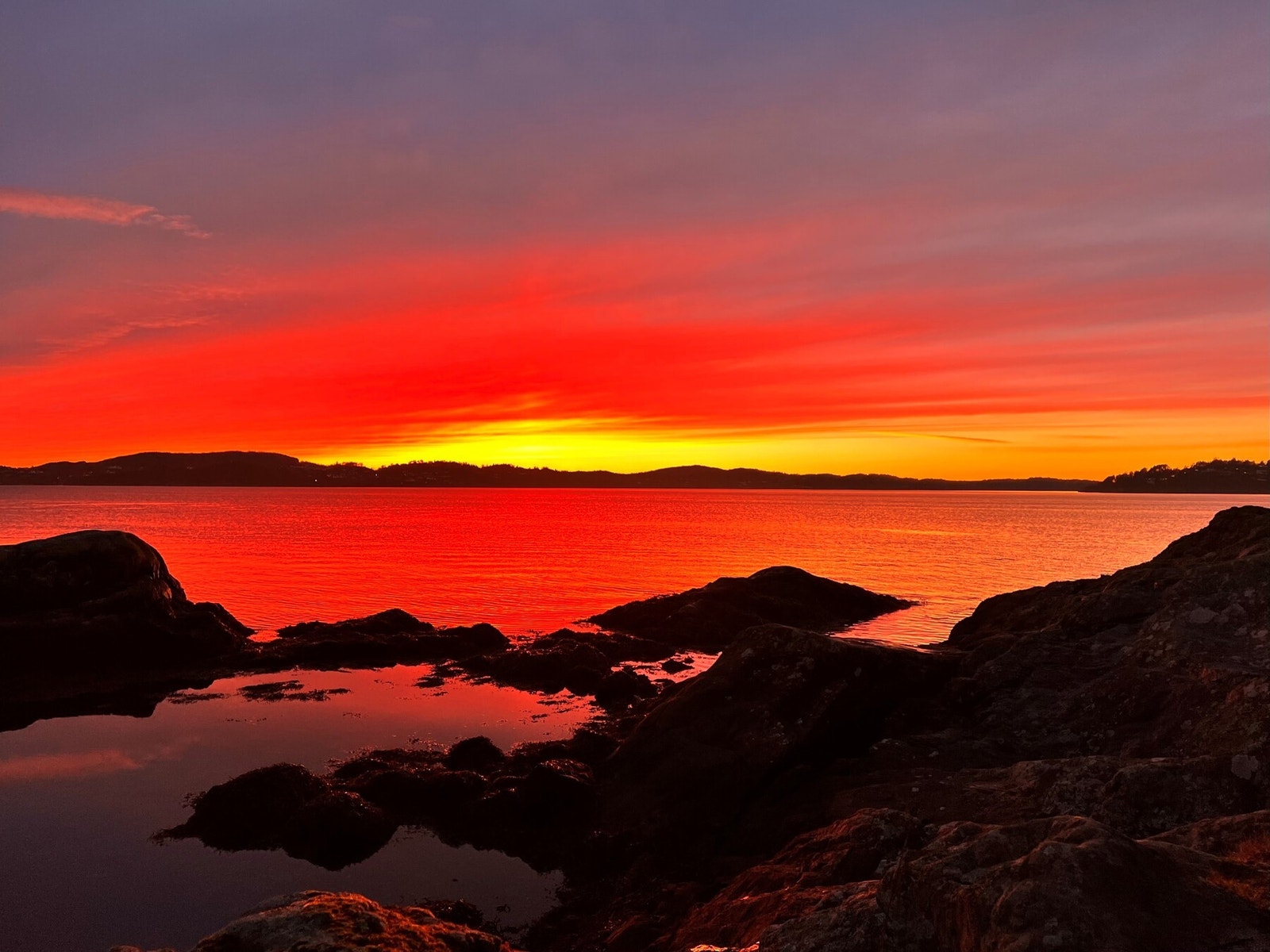 Storåkervika, viken eller vikje er flere navn som blir brukt for den flotte badeplassen i Salhus. Galleribilde