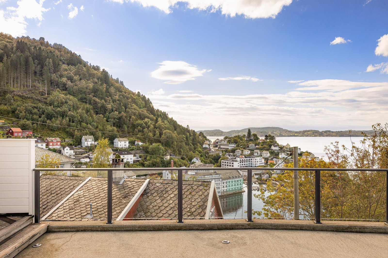 Fra stuen går vi videre ut til terrassen på hele 76 kvm. Galleribilde