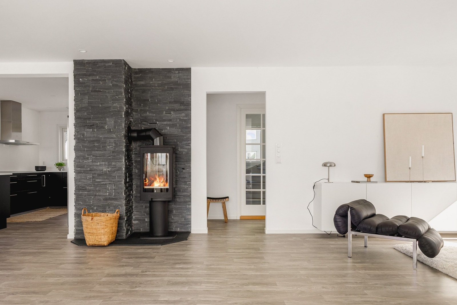 Med peisovn for hyggelig atmosfære og oppvarming. Galleribilde