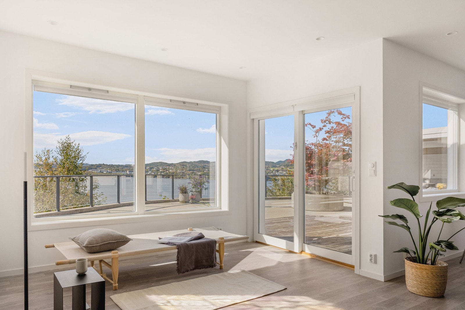 En flott og velholdt familiebolig med fine uteområder. Boligen har panoramautsikt over Salhusfjorden og sol fra morgen til kveld. Galleribilde