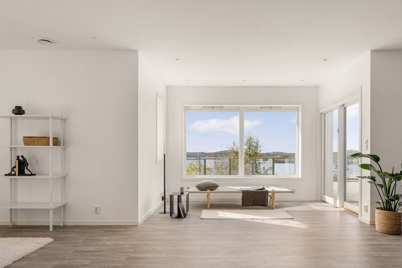 Stor stue/kjøkkenløsning på 56 kvm med utgang til uteområdet. Galleribilde