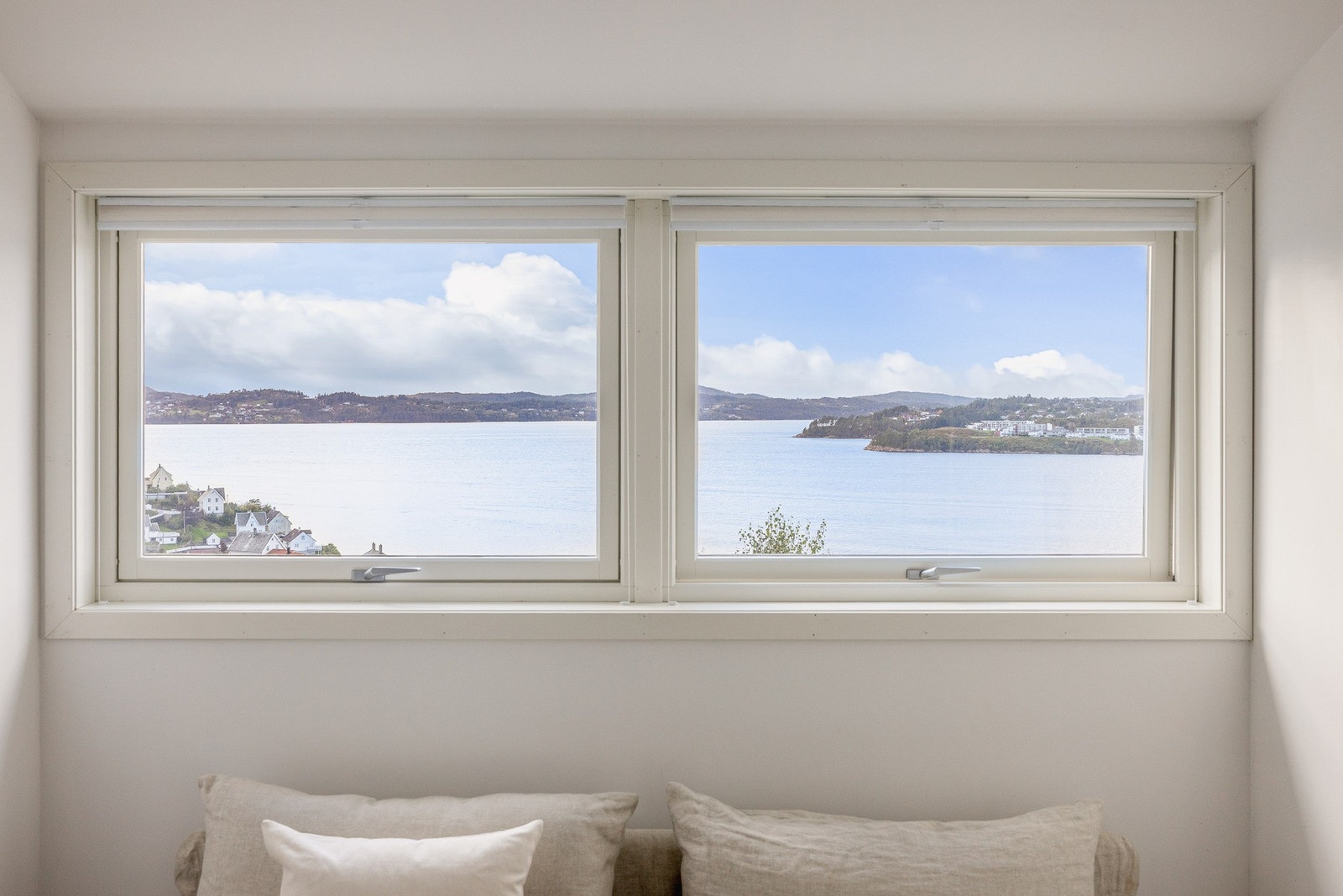 Her kan utsikten også nytes fra de store vinduene. Galleribilde