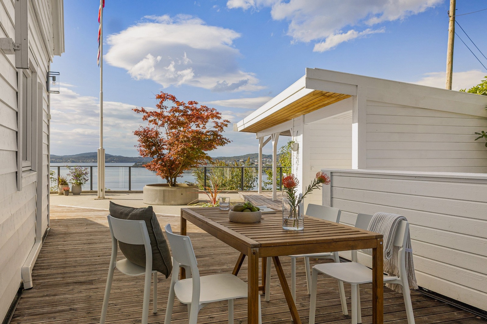 Terrassen har plass til både spisegrupper og loungemøbler. Galleribilde