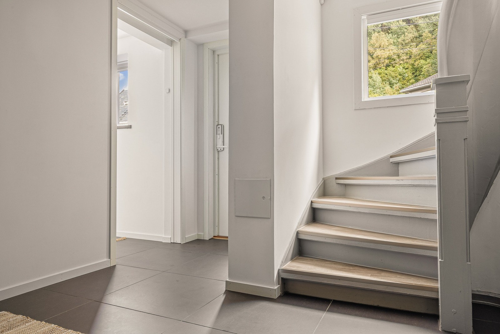 Trapperom på 4,3 kvm som gir en luftig følelse mellom etasjene. Galleribilde