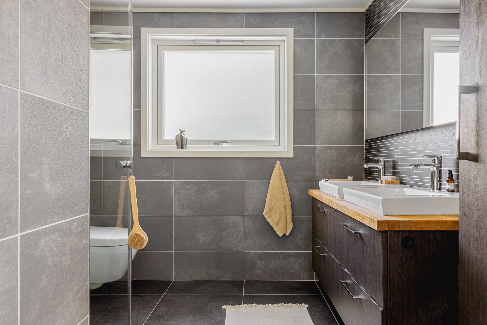 Badet er på 7,5 kvm, helfliset med varmekabler. Galleribilde