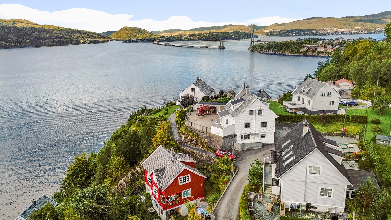 Nærmeste dagligvare er Rema 1000 Marikollen og Kiwi Toppe, begge ca. 4 min kjøring. Galleribilde