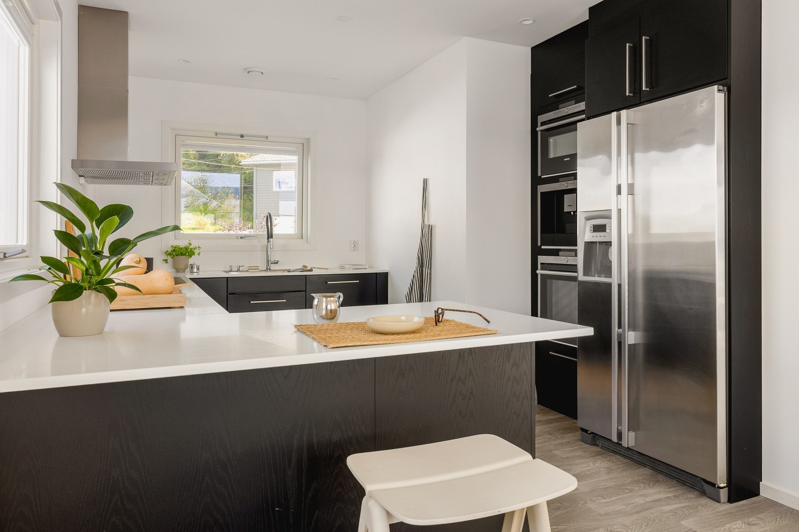 Ekstra sitteplasser foran kjøkkenbenken. Galleribilde