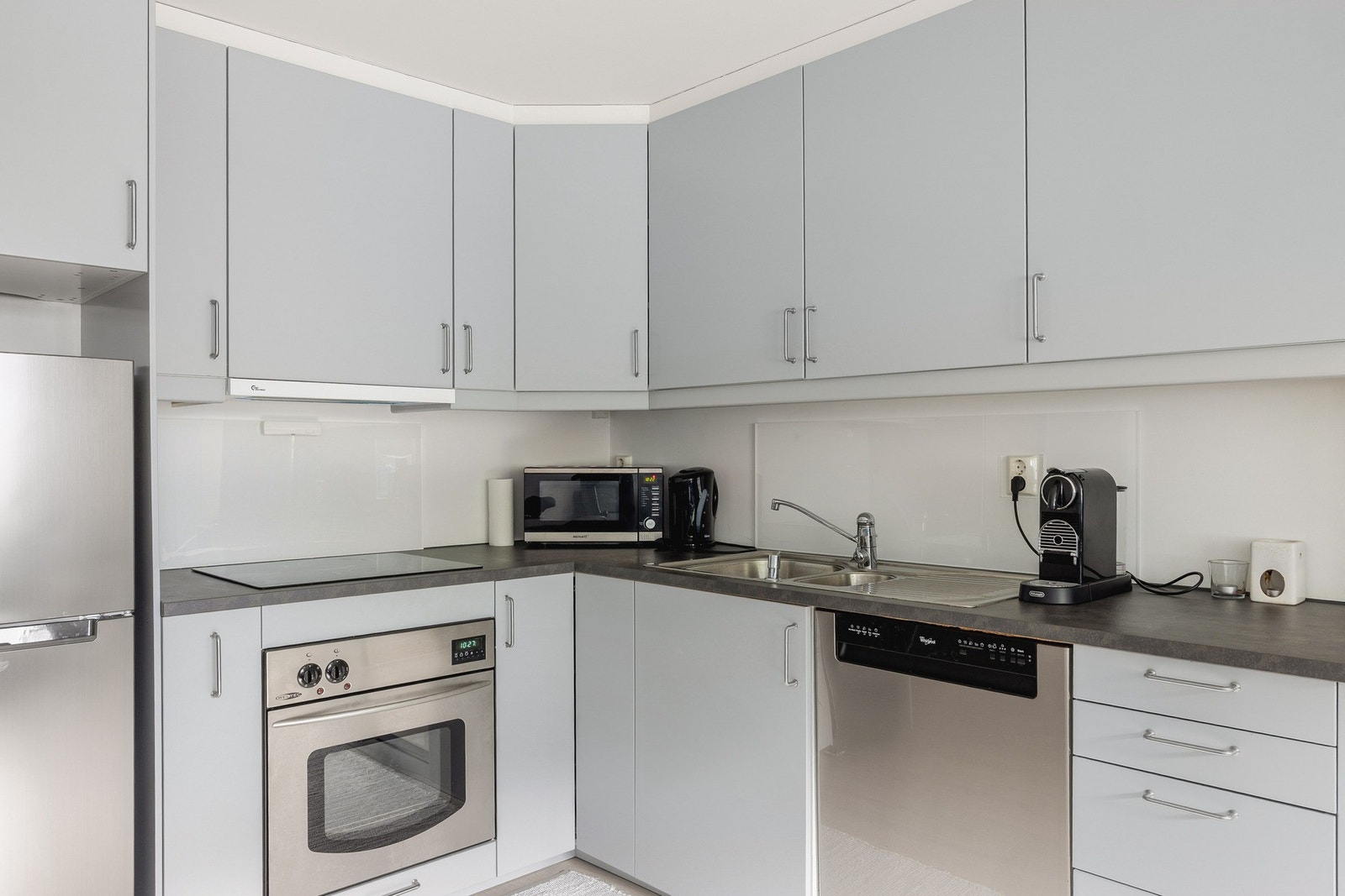 Slette fronter, laminat benkeplate og integrerte hvitevarer gir helhetlig utrykk. Galleribilde