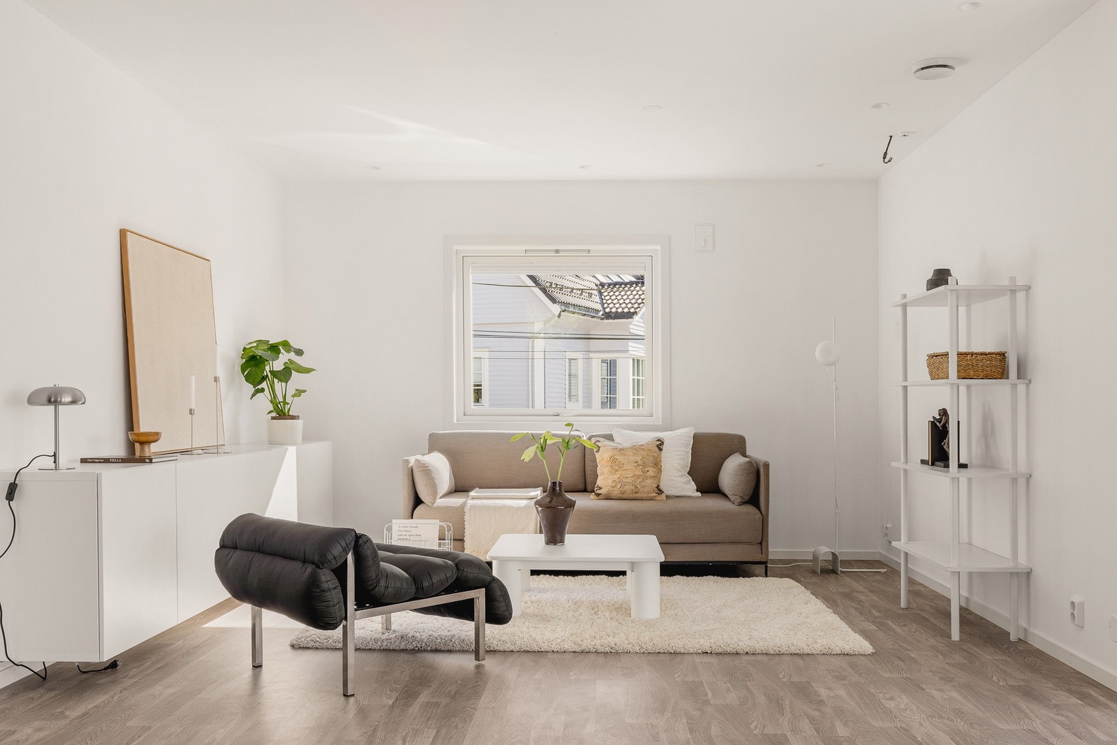 Stuen har gode møbleringsmuligheter for sofakrok og spisegruppe. Galleribilde