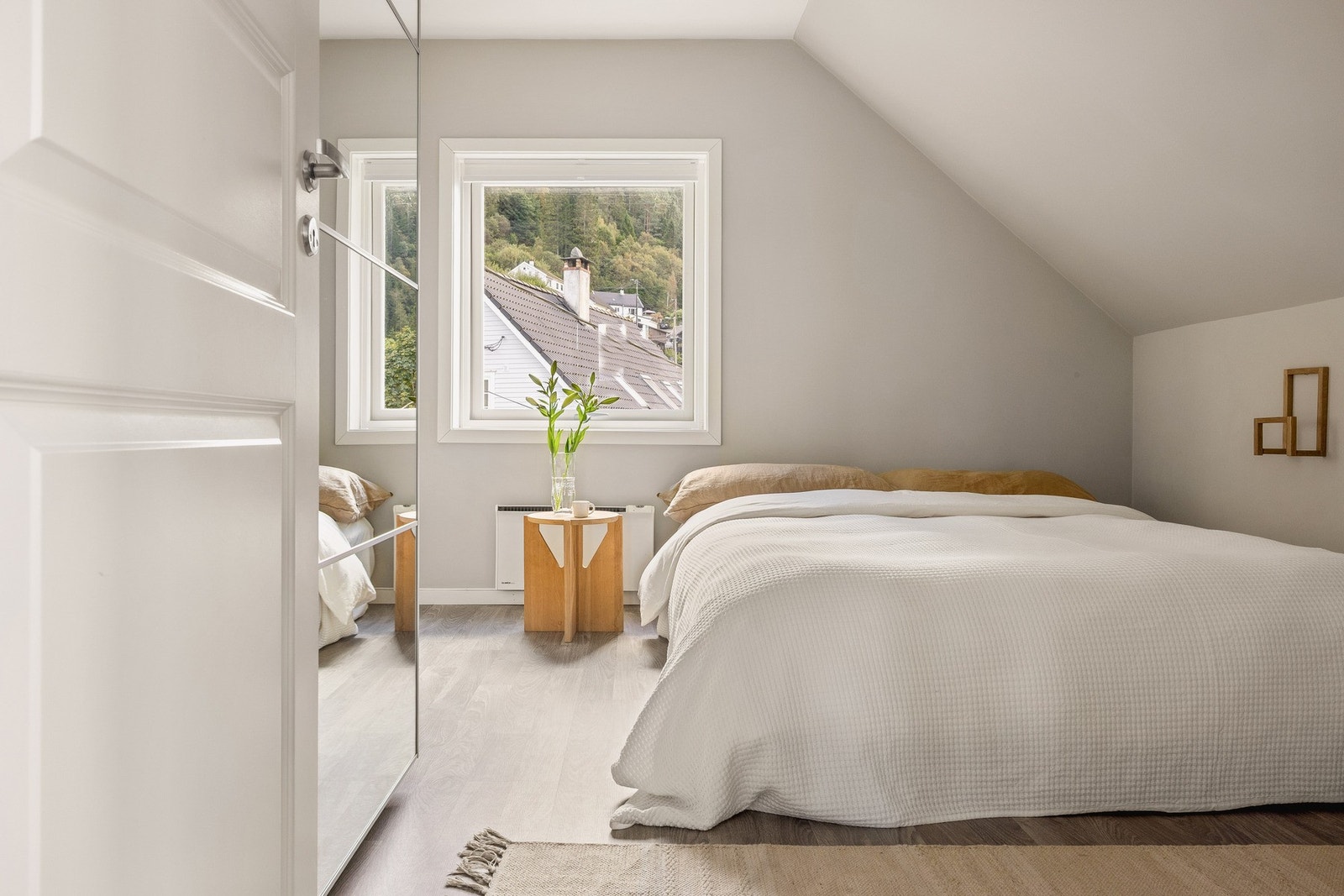 Lyst og romslig soverom. Galleribilde