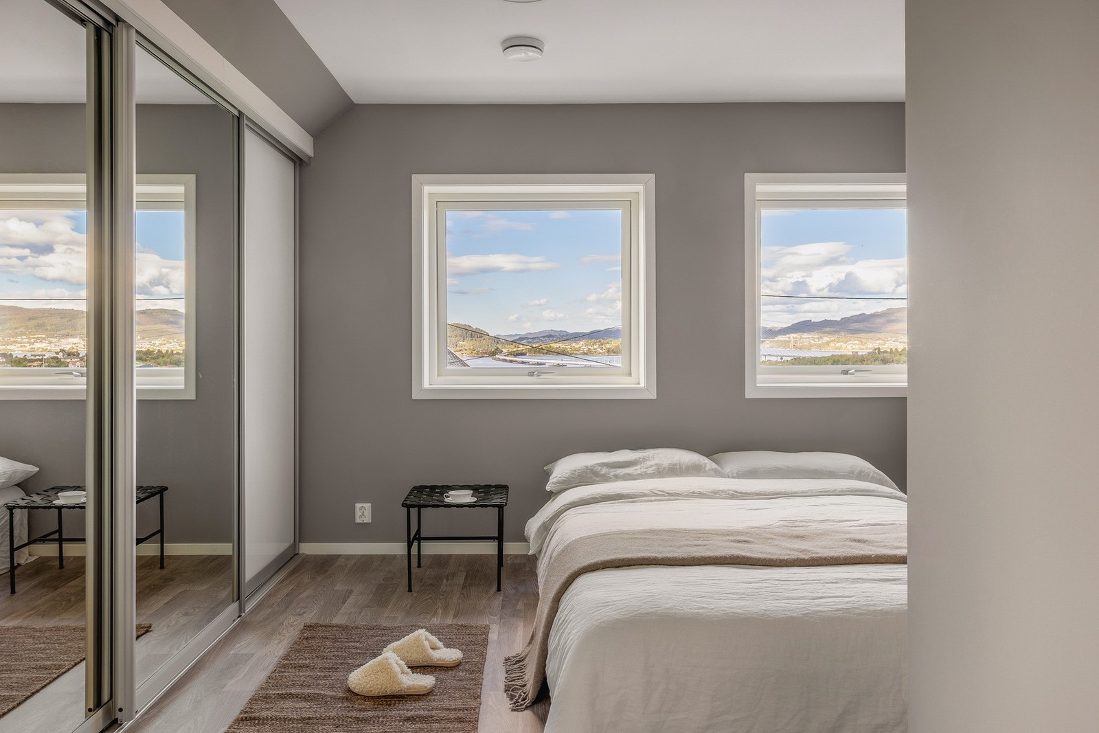 Stort hovedsoverom med integrerte garderobeskap for oppbevaring. Galleribilde