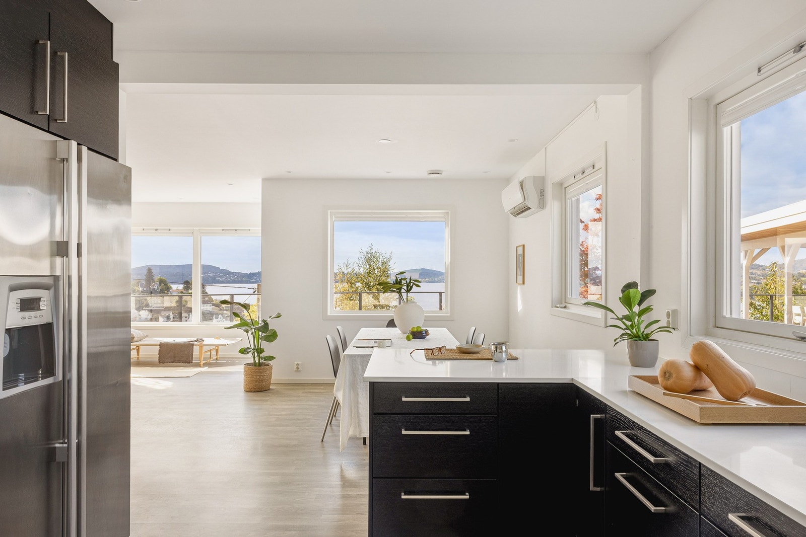 En sosial sone hvor matlaging og hygge går hånd i hånd. Galleribilde