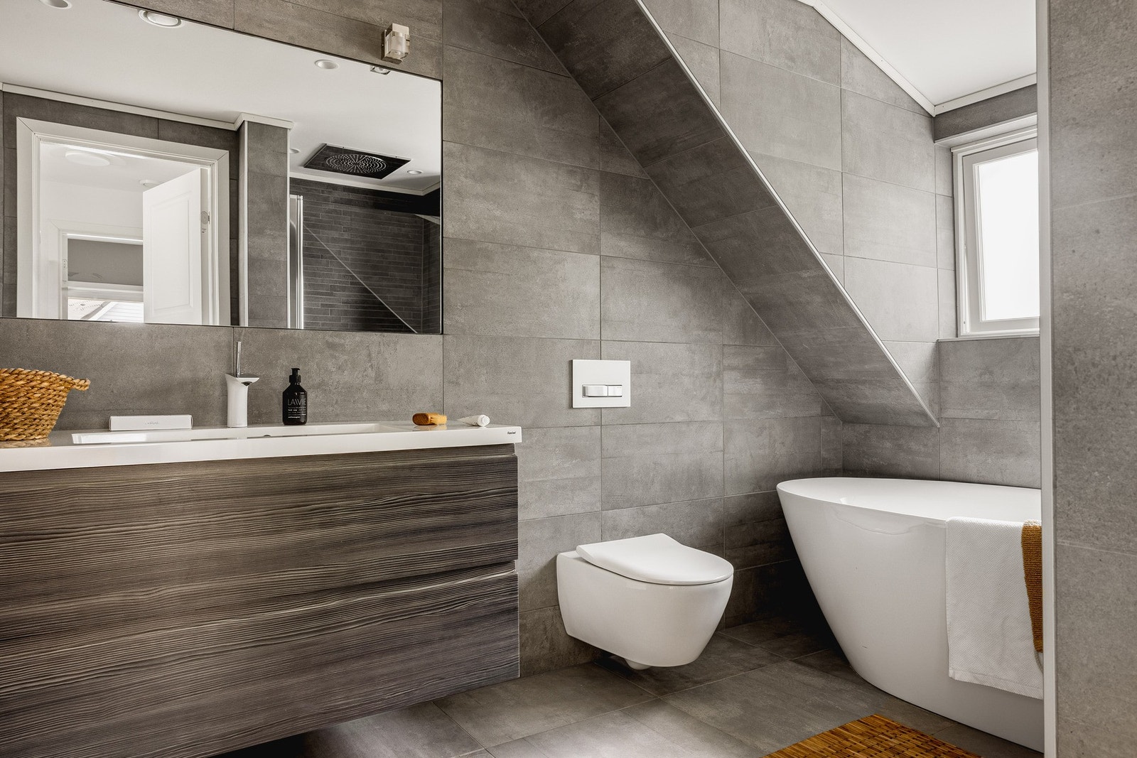 Badet har skuffeinnredning med overliggende servant, dusjhjørne,
veggmontert toalett, badekar. Galleribilde