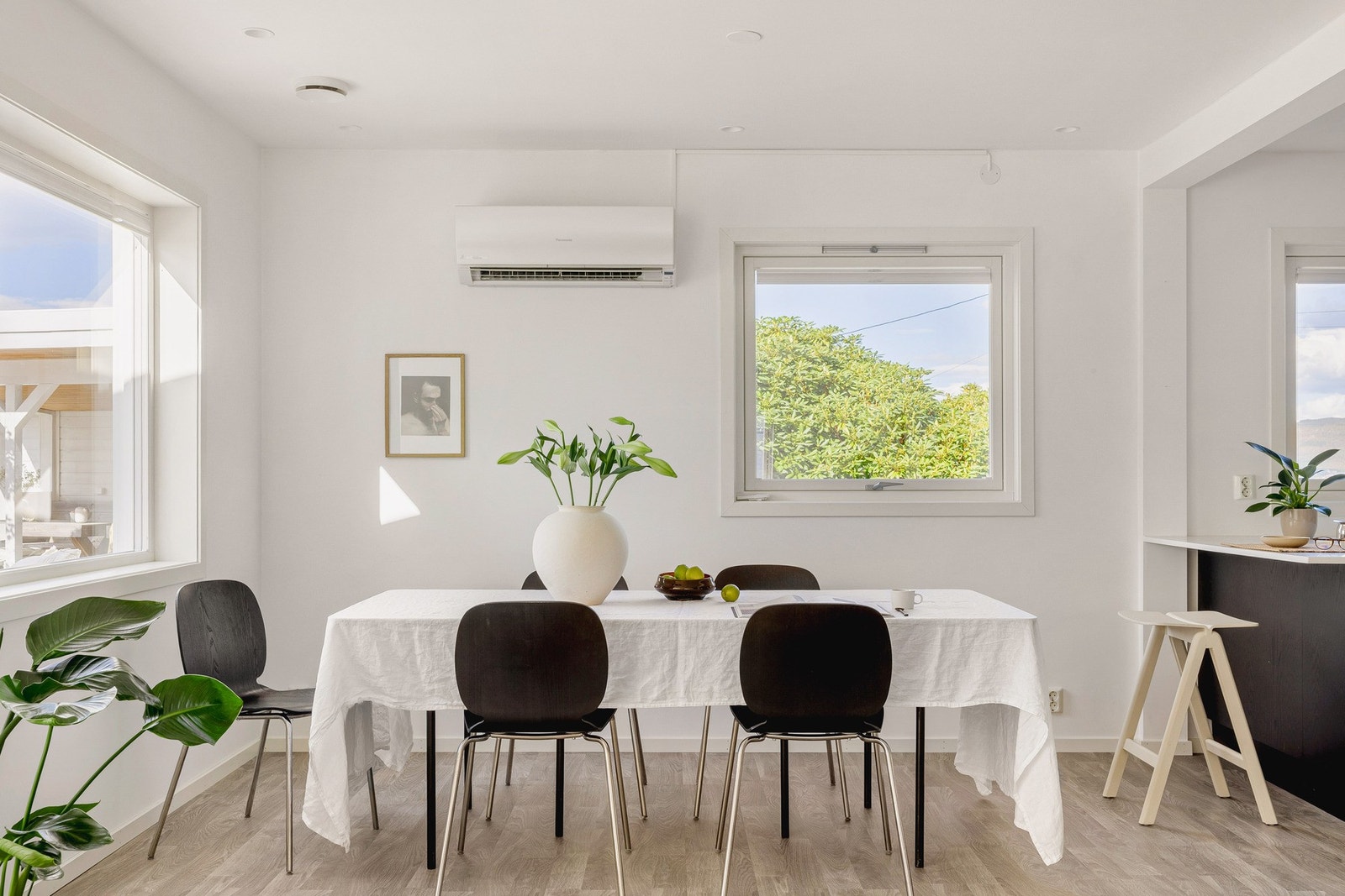 God plass til spisegruppe ved kjøkkenet. Galleribilde