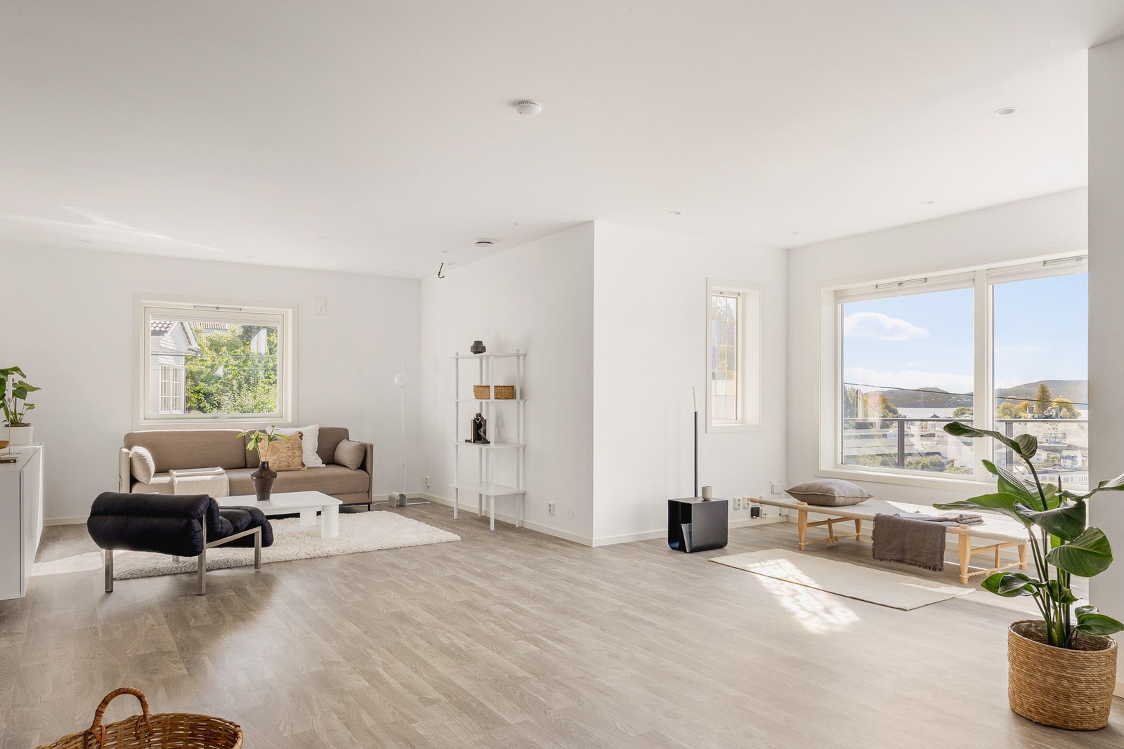 Luftig romfølelse og nydelig lysinnslipp i oppholdsrommet. Galleribilde