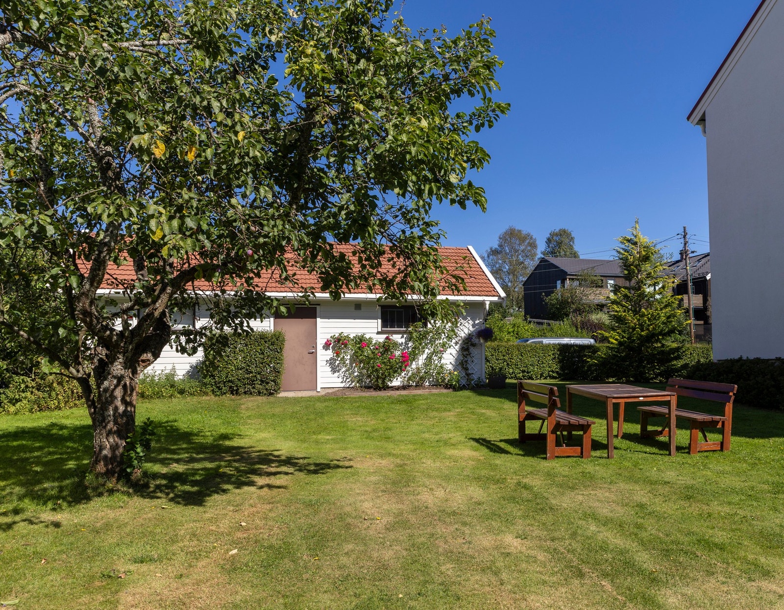 Felles sittegrupper i hagen - et hyggelig sted for samvær og avslapning. Galleribilde