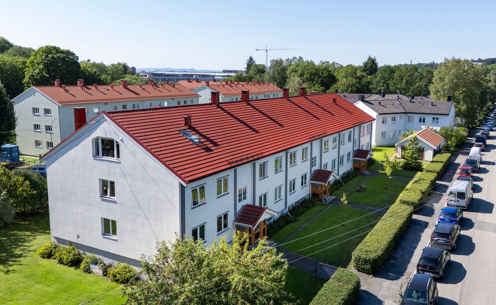 Leiligheten ligger i et rolig og familievennlig område, med kort vei til parker, Nordmarka, T-bane på Berg og gode servicetilbud. Galleribilde