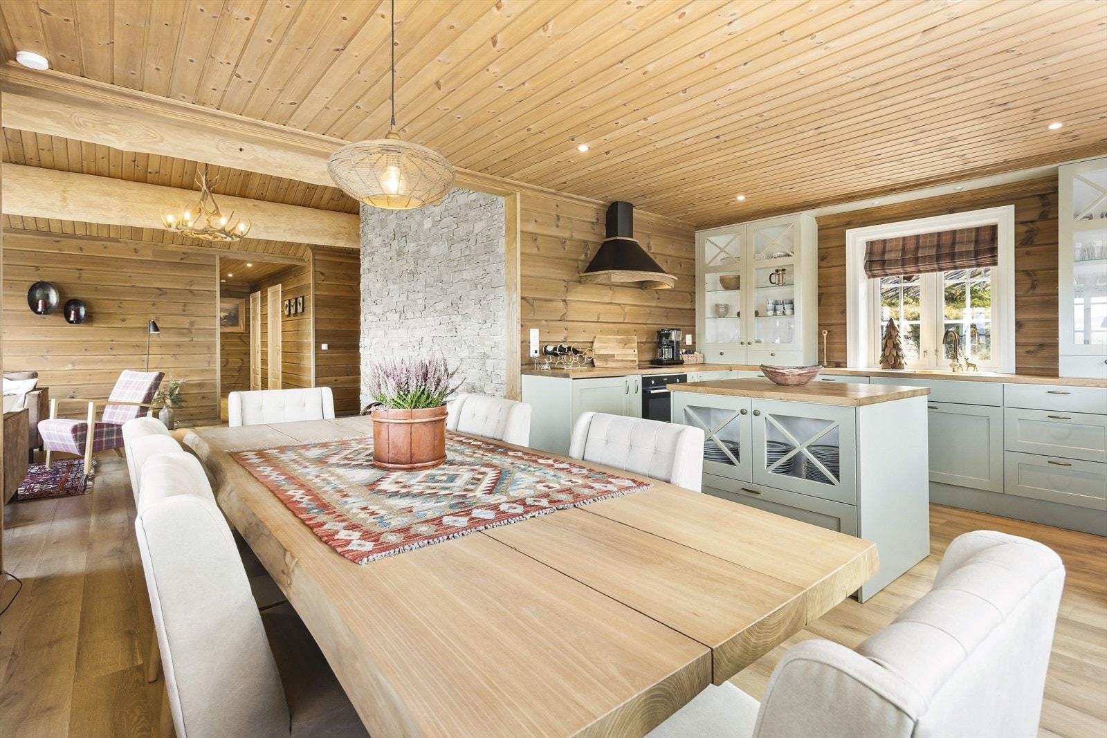 Kjøkkenet har en klassisk innredning med profilerte fronter og benkeplate i heltre med nedfelt vaskekum. Galleribilde