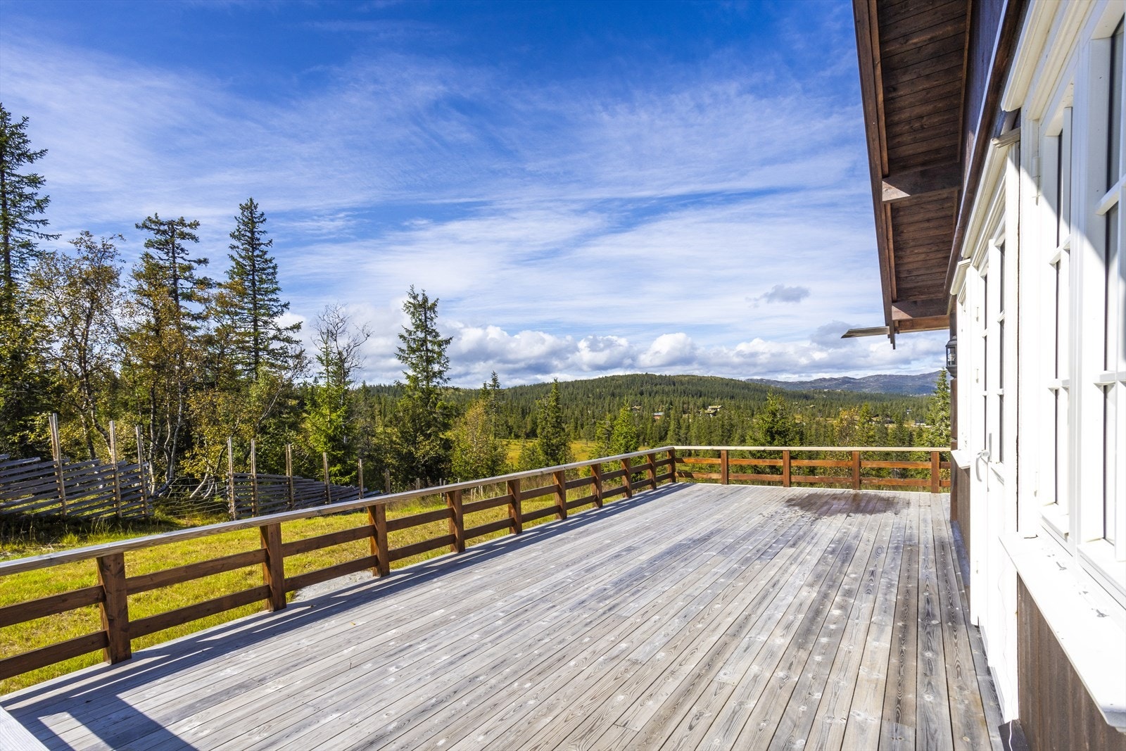 Med utgang fra kjøkken er det en stor terrasse med gode solforhold, nydelig utsikt og god plass til utemøbler. Galleribilde
