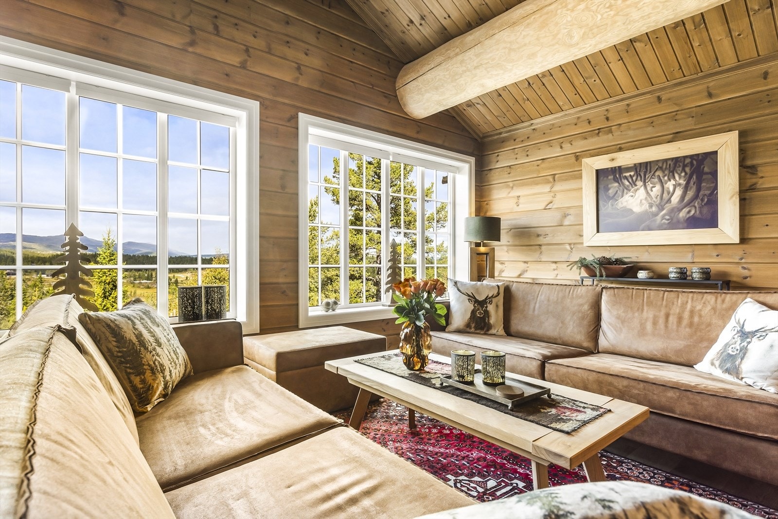 Fra stuevinduene har man flott utsikt ut over omkringliggende fjellområder. Galleribilde