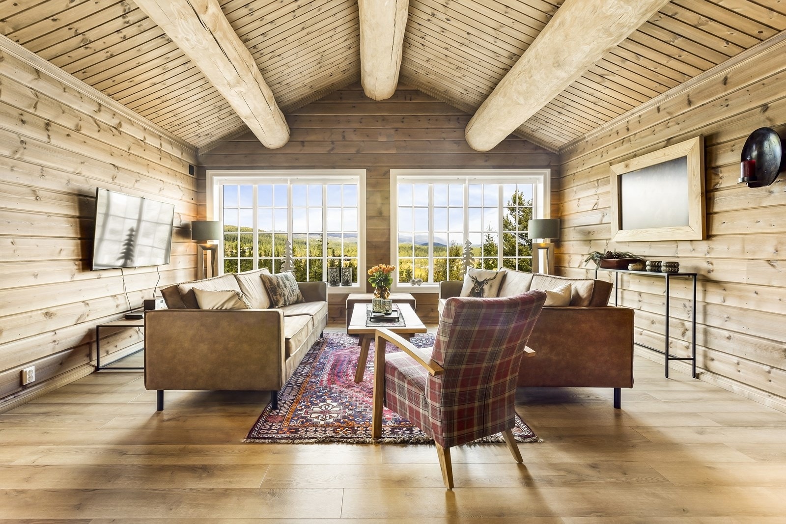 Rommet har god plass til møblering av en stor sofagruppe. Galleribilde