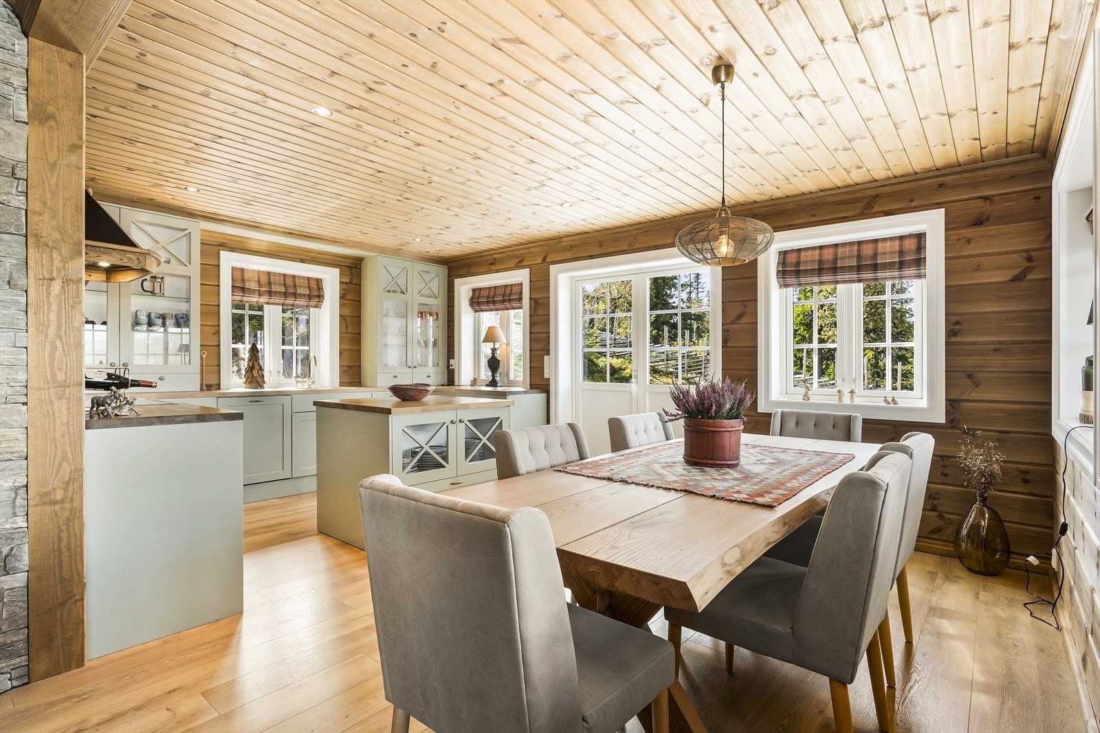 Fra kjøkkenet er det også direkte utgang til en stor terrasse. Galleribilde