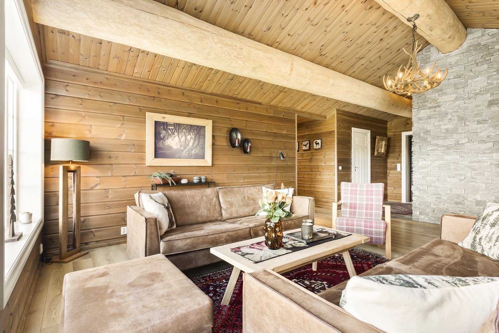 Det er panel i delikate fargetoner på vegger og gulvet har en slitesterk laminat. Galleribilde