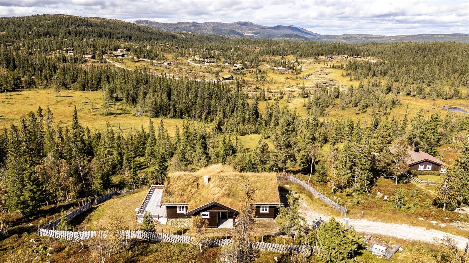 Store deler av tomten er inngjerdet med skigard. Galleribilde