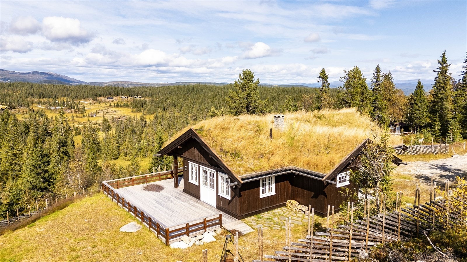 Lekker og nyere (2018) hytte i naturskjønne og solrike omgivelser med flott utsikt. Galleribilde