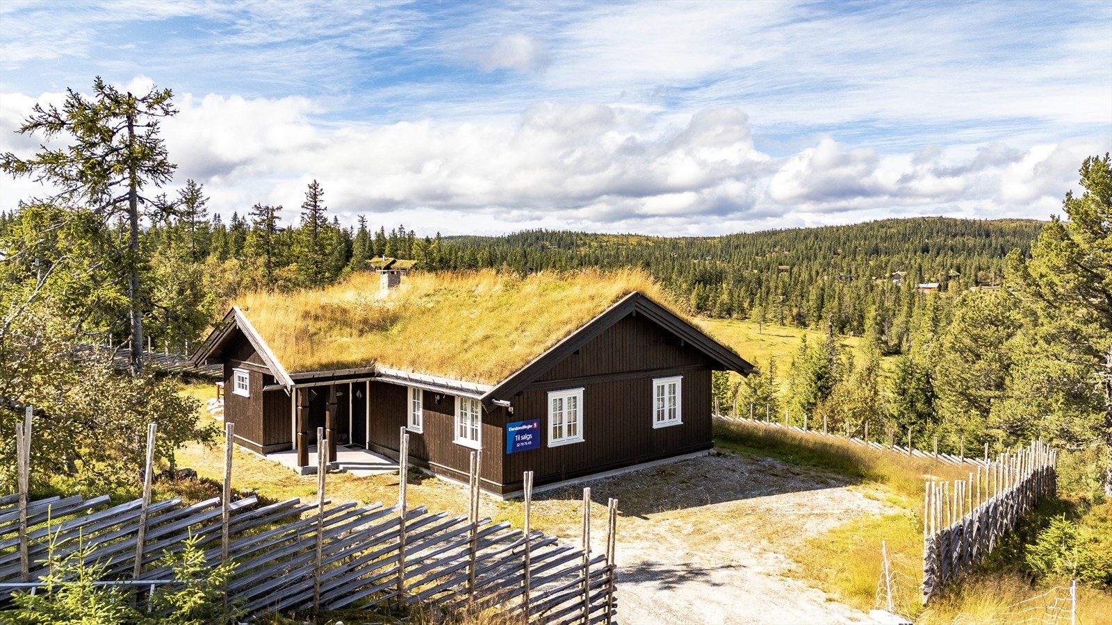 Hytta ligger fint til på Søre Vegglifjell, i et solrikt område med flott utsikt over det omkringliggende fjellandskapet. Galleribilde