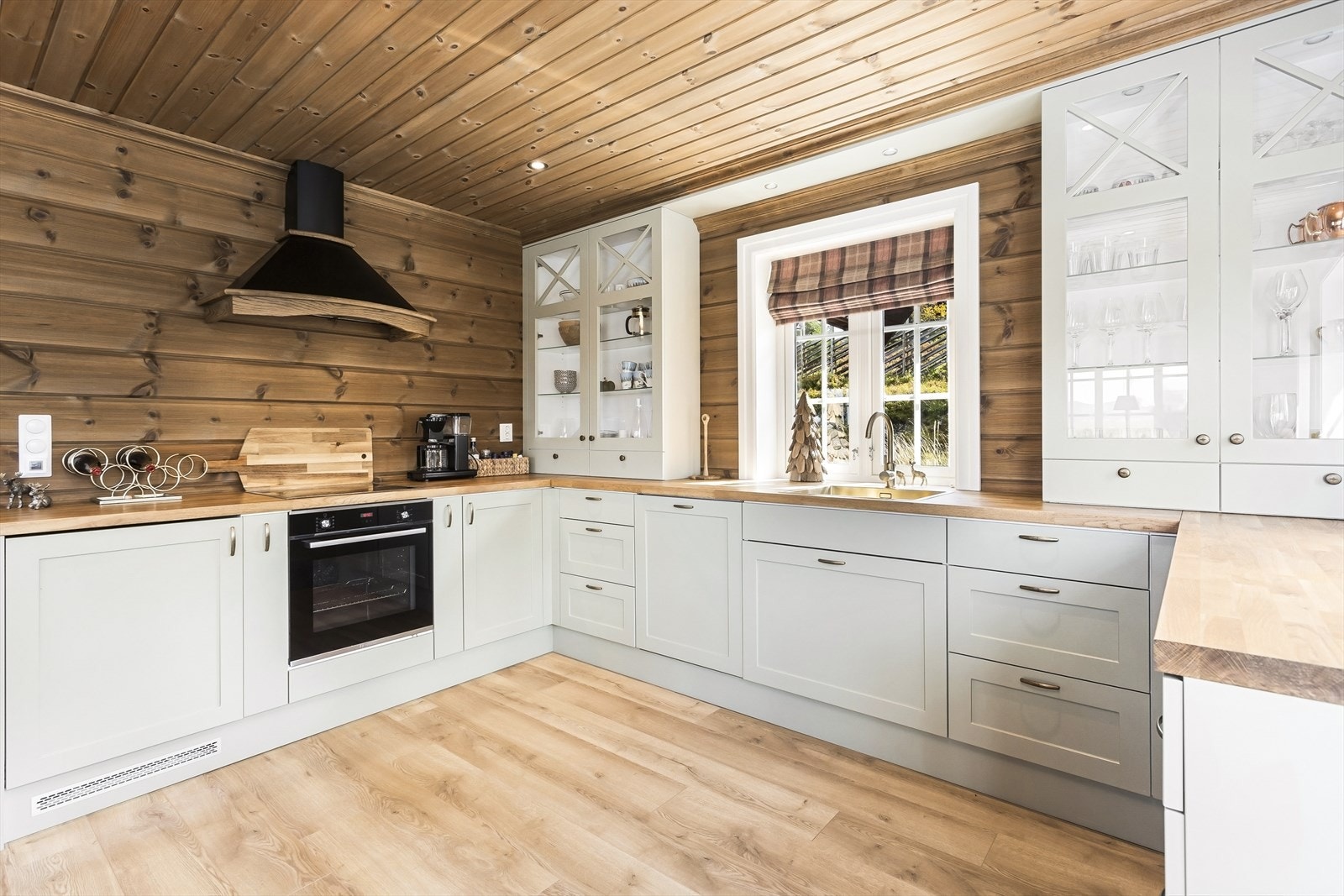 Kjøkkenøya er ikke fastmontert, men står på hjul for fleksibel bruk. Galleribilde