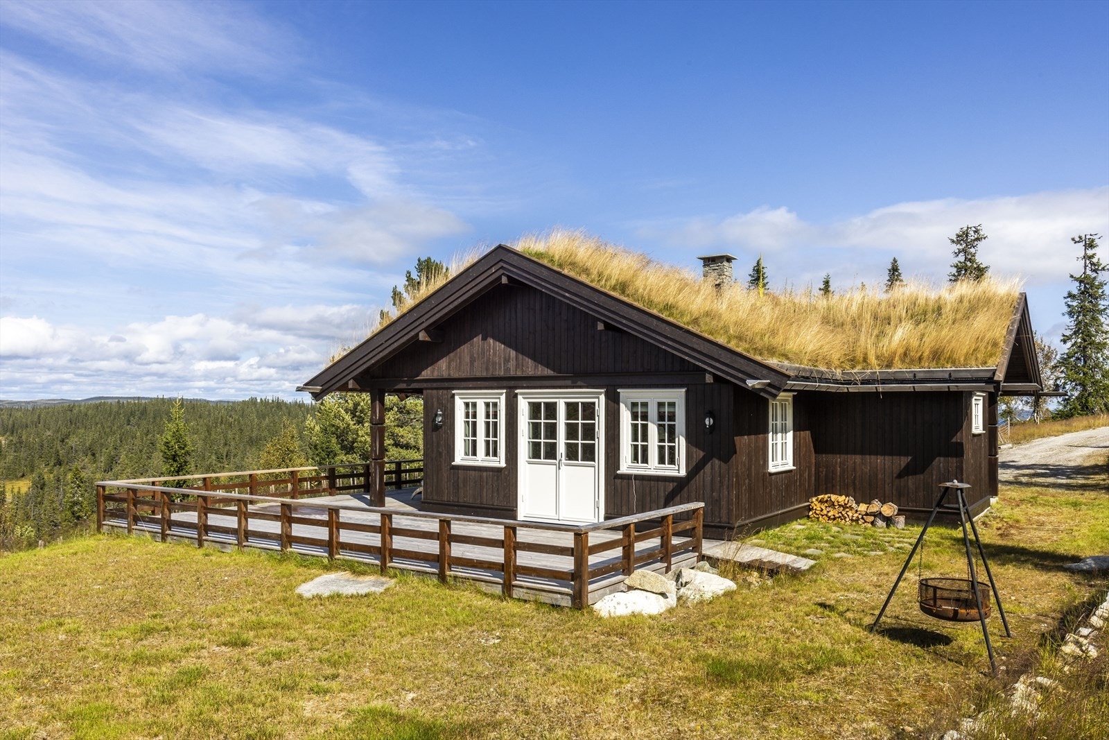 Hytta ligger fint til i naturlige omgivelser og har gruset veiparkering ved hytta. Galleribilde